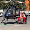 Grupo Cóndores de la policía capitalina llevando a un joven al hospital en helicóptero.