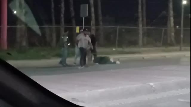 El hombre no hizo nada por defenderse ante las agresiones de diversas personas.