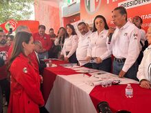 Laura Haro y Aurelio Fonseca durante su registro ante la Comisión de Procesos Internos del PRI Jalisco.  Foto 2: