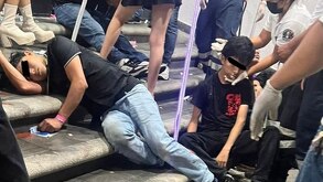 Jóvenes en el suelo tras una aparente intoxicación.