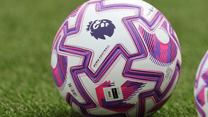 Balón de Premier League del 2026 en campo de juego moderno