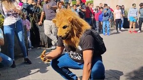 Roberto Martínez empezó a lanzar rugidos simulando a los de un León con su máscara y guantes.