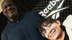 Shaquille O'Neal y Azuky estrechando las manos en 2026.