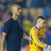 Guido Pizarro y Fernando Gorriarán saliendo decepcionados tras la derrota de Tigres ante Pachuca.