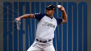 Yohander Méndez jugando para Sultanes de Monterrey en su primer etapa.