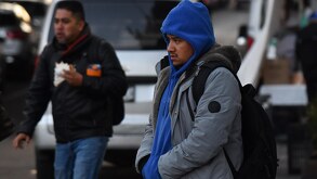 Persona con las manos guardadas en la sudadera por el frío de la Ciudad de México