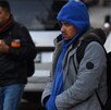 Persona con las manos guardadas en la sudadera por el frío de la Ciudad de México