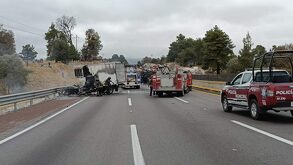 Un autobús y una camioneta fueron incendiados para cerrar la autopista México-Puebla a la altura de Santa Rita Tlahuapan | Es Imagen