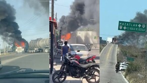 Capturas de pantalla de redes sociales sobre los bloqueos registrados en diversos puntos de Sinaloa tras la muerte de El Mencho en el estado de Jalisco.