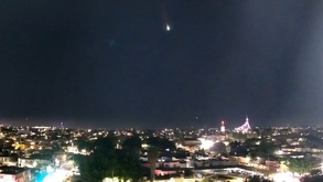 Un impresionante video capta el momento en que un meteorito cae sobre los cielos de Guadalajara.