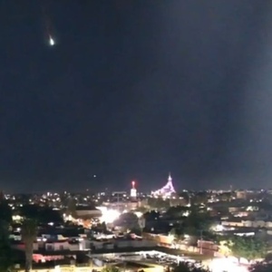 Un impresionante video capta el momento en que un meteorito cae sobre los cielos de Guadalajara.