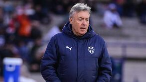 Domènec Torrent durante el partido contra los Pumas de la UNAM.