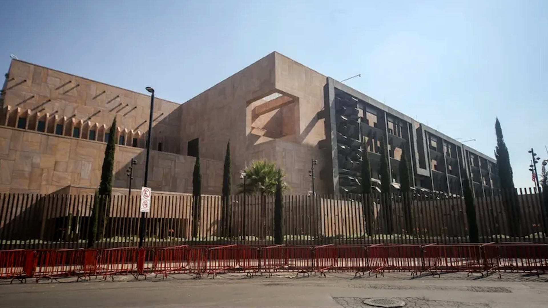 A través de su cuenta de X, la Embajada, insta a recomendaciones de prevención y refugio en zonas afectadas por enfrentamientos.