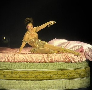 Kali Uchis cantando en Monterrey.