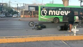 Motociclista lesionado tras choque en Monterrey.