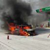 Automóvil envuelto en llamas frente a una gasolinera de Pemex con un hombre caminando a un lado