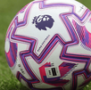 Balón de Premier League del 2026 en campo de juego moderno
