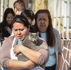 Mujer bajando a su gato tras la activación de la alerta sísmica.