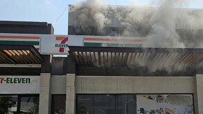 Empleado de 7-Eleven relata amenazas, incendio y evacuación durante reacciones en Jalisco tras el abatimiento de El Mencho, que desataron bloqueos y ataques.