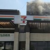 Empleado de 7-Eleven relata amenazas, incendio y evacuación durante reacciones en Jalisco tras el abatimiento de El Mencho, que desataron bloqueos y ataques.