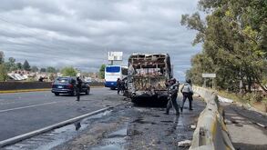 un vehiculo incendiado en la autopista méxico puebla