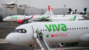 Aviones de Viva Aerobus en el aeropuerto de Ciudad de México con trabajadores descendiendo por una escalera
