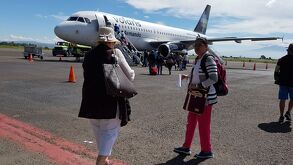 Mujeres abordando un avión desde el aeropuerto Hermanos Serdán en Puebla.