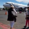 Mujeres abordando un avión desde el aeropuerto Hermanos Serdán en Puebla.