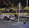 Tres vehículos calcinados en un estacionamiento para discapacitados acordonado por una cinta policiaca amarilla