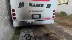 un microbús con marcas de incendio en puebla