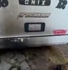 un microbús con marcas de incendio en puebla