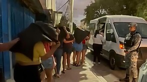 Se observa a varias mujeres, no se les ve el rostro, y hay un policía.