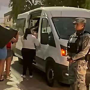 Se observa a varias mujeres, no se les ve el rostro, y hay un policía.