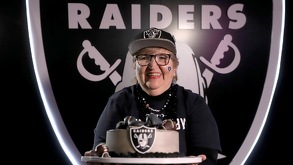 Bárbara Estrada fue elegida por la NFL como la Fan Internacional del Año, por su gran apoyo a Las Vegas Raiders desde los años 70's y desde México.