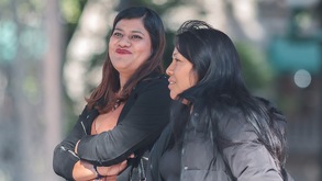 Dos mujeres caminan por el centro de Puebla durante el frío.