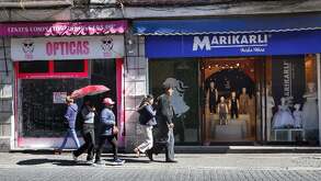 Comercios locales abiertos con normalidad y precauciones de seguridad