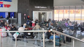 Decenas de pasajeros permanecen a la espera de información sobre la reanudación de corridas en la Central Camionera de Zapopan.