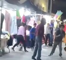 Imágenes de videos de pelea callejera en plena calle.
