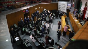 Diputados de Nuevo León guardando minuto de silencio por elementos de Guardia Nacional.