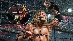 Edge celebrando su campeonato mundial pensado ganado en No Way Out 2009.