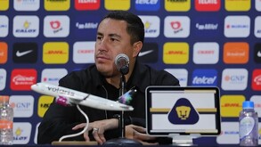 Efraín Juárez en conferencia de prensa con los Pumas luego de vencer a Rayados.