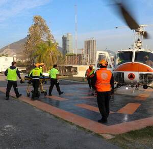 Elementos de Protección Civil de Nuevo León en el Cerro de las Mitras.