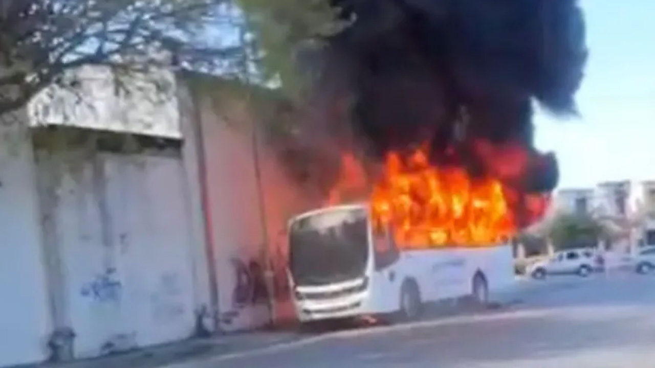 El incendio de un camión de transporte de personal provocó una fuerte movilización en Apodaca.