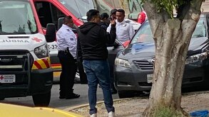 Vehículo chocado es atendido por grupos de paramédicos.