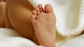 Pie de recién nacido sin calcetín