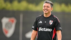 Marcelo Gallardo sonriendo durante un entrenamiento del equipo.