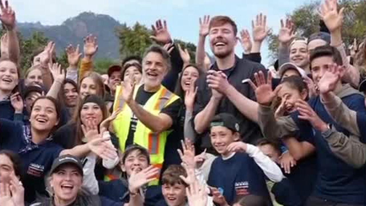MrBeast y Eugenio Derbez entregaron una nueva escuela en la comunidad de San Andrés Tepetitlán, Estado de México.