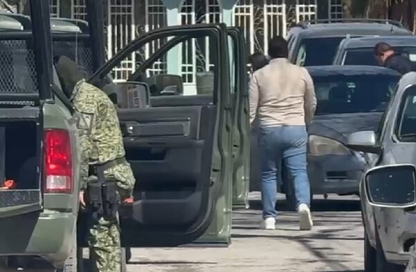 El cuerpo de Marisol, empleada estatal, quedó tendido sobre la acera. Mientras que sus  hijos se refugiaron en la vivienda.