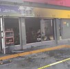 Una joven de 24 años sufrió quemaduras al quedar atrapada en un negocio que fue incendiado de forma intencional la mañana de este domingo.