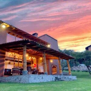 Residencias y cabañas de lujo dentro del complejo, con terrenos que superan los mil metros cuadrados.